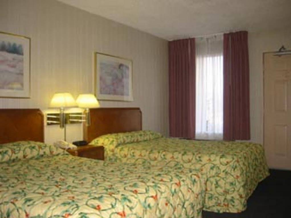 Travelodge By Wyndham Fort Wayne North Экстерьер фото